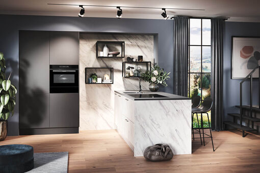Grau, Schwarz und Marmor bestimmen den Look dieser eleganten L-Küche.